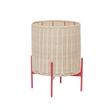 Rattan növénytartó piros fém lábakon Rattan növénytartó piros fém lábakon