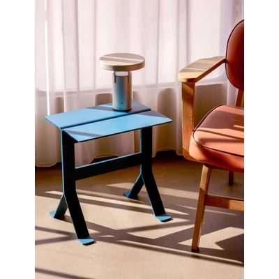 Világoskék fém lerakóasztal