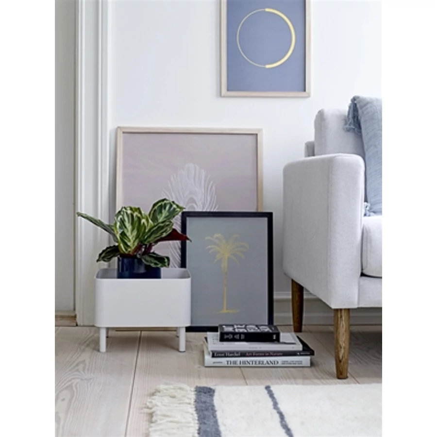 Fehér lábakon álló kaspó