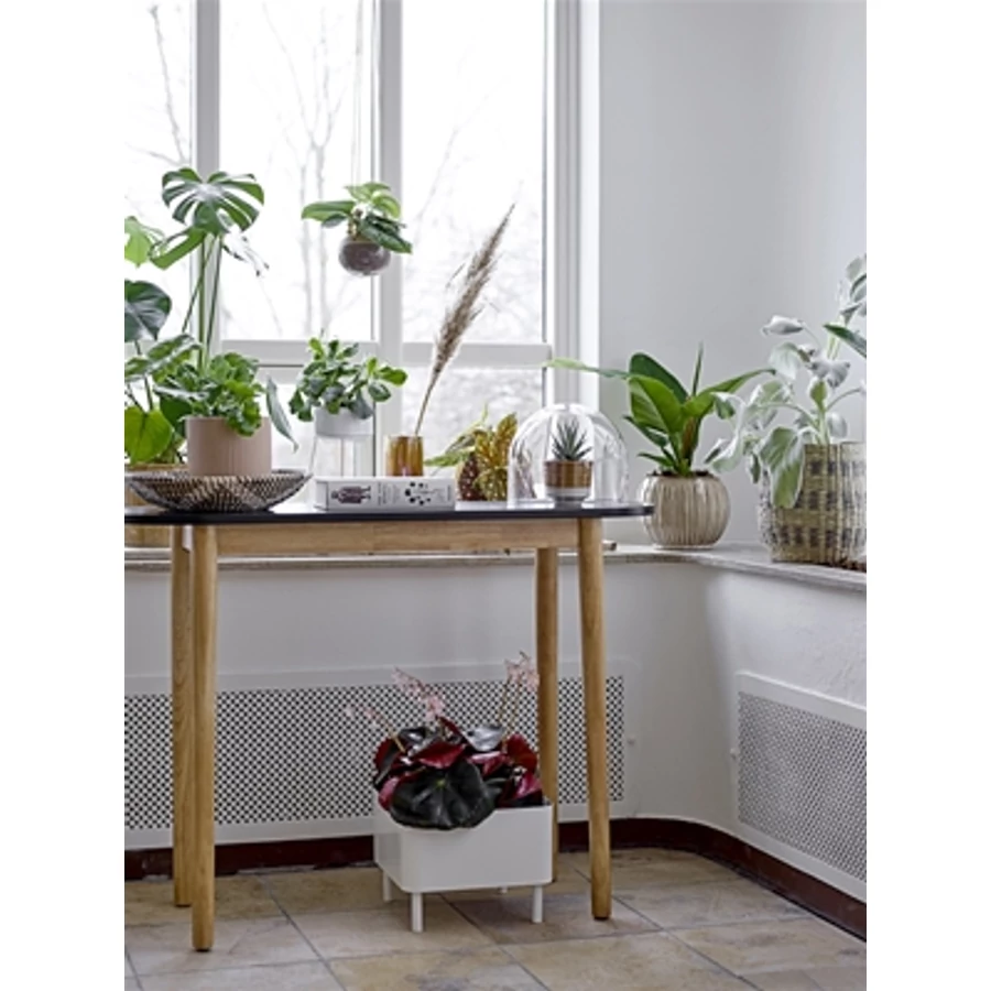 Fehér lábakon álló kaspó