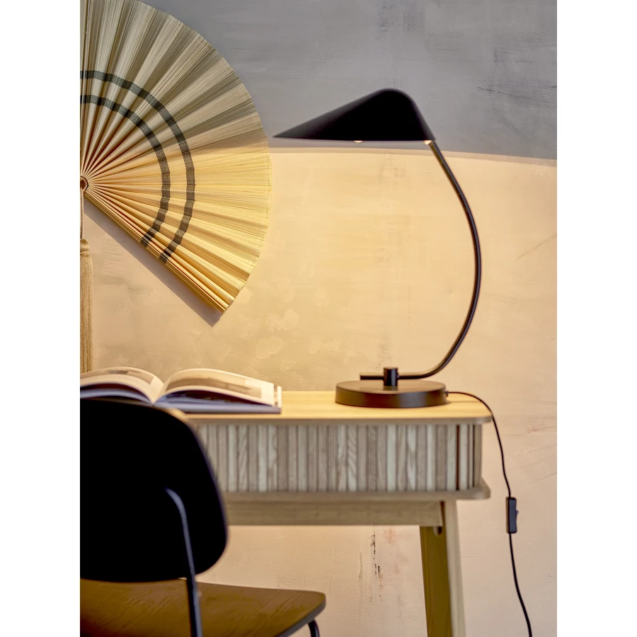 Fekete minimalista asztali lámpa