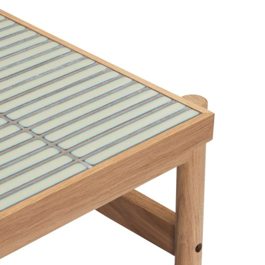 Mentazöld csempés kis tölgyfa asztal