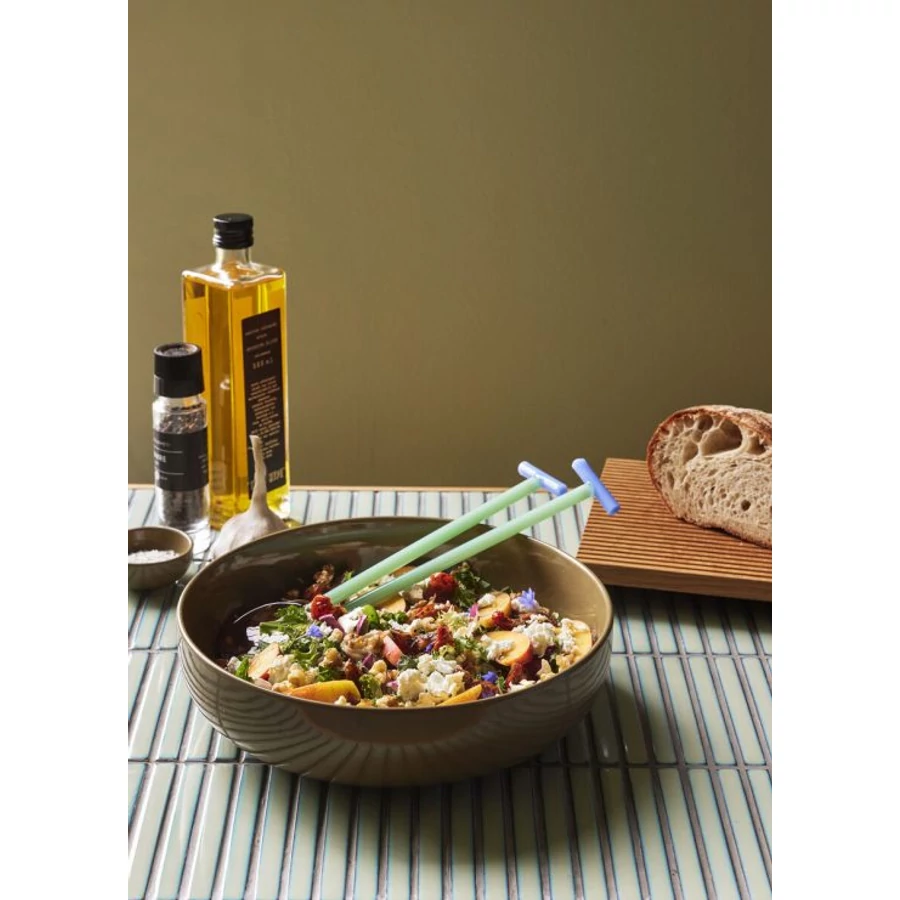 Mentazöld csempés nagy tölgyfa asztal