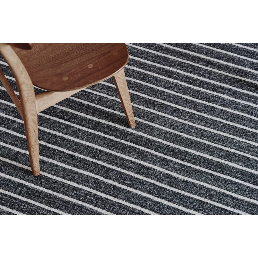 Sötétszürke és fehér csíkos prémium szőnyeg 200x140 cm