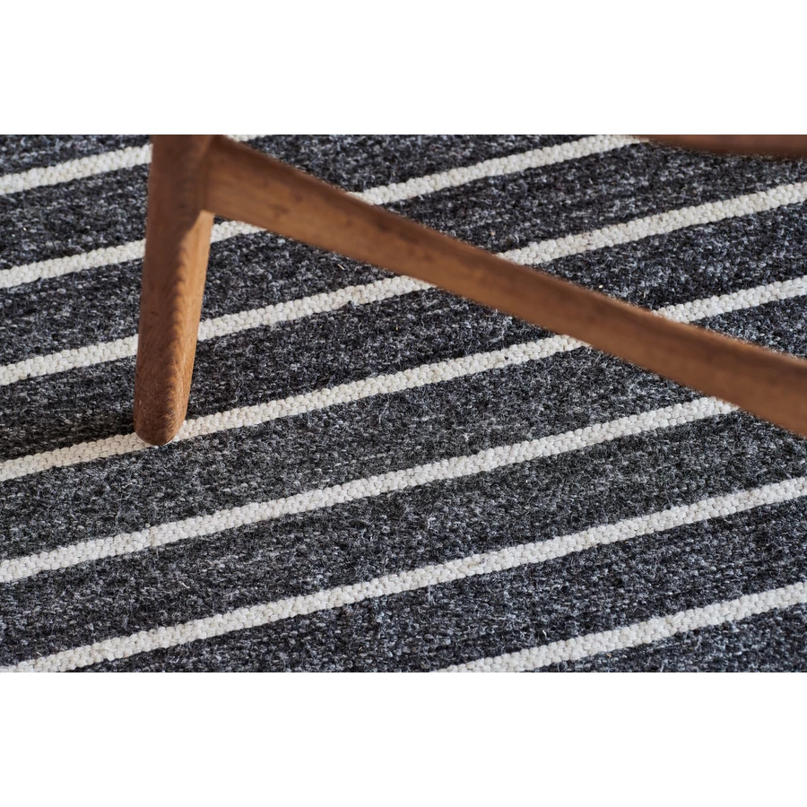 Sötétszürke és fehér csíkos prémium szőnyeg 200x140 cm