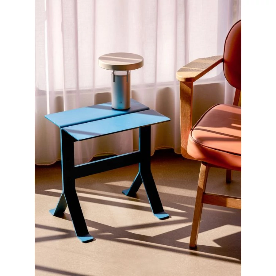 Világoskék fém lerakóasztal